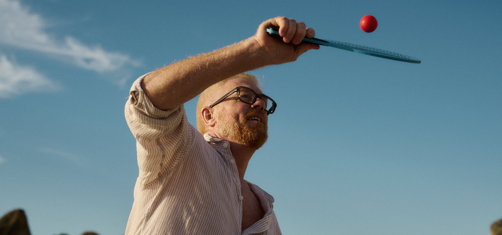 Ein Mann spielt am Strand Ein Mann spielt am Strand